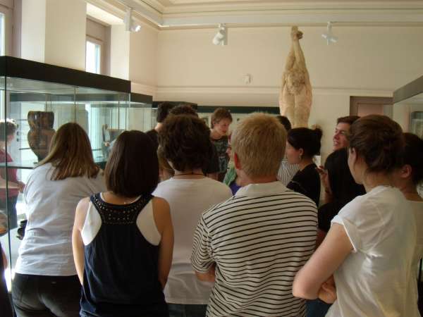 In der archäologischen Sammlung mit M. Bürge